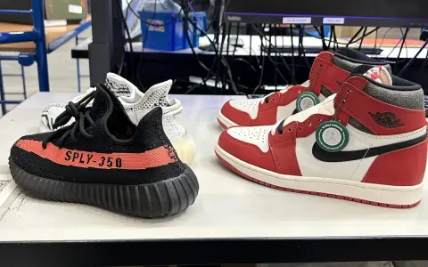 Zwei Paar Sneaker: ein schwarzer Yeezy Boost 350 mit rotem Streifen und ein weiß-roter Air Jordan 1. So erkennt man off white fake.