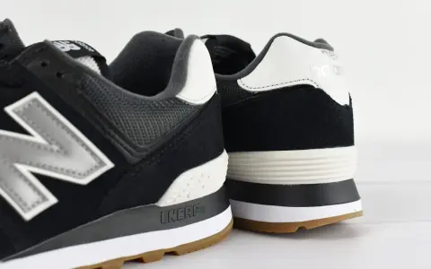 Schwarze Sneaker mit silbernem N-Logo und "ENCAP"-Schriftzug. Die Sohle ist weiß und gummiert. Vorsicht vor new balance fake!