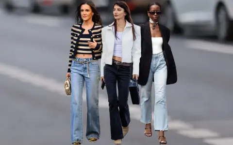 Drei Frauen zeigen, wie man bootcut jeans kombinieren kann: mit Streifen-Top und Blazer, weißer Jacke oder schwarzem Blazer.