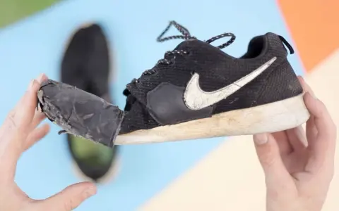 Zerfallender Nike-Schuh, Made in Vietnam. Original oder Fälschung? Die Sohle löst sich ab.