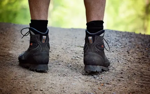 Robuste Wanderschuhe auf einem Schotterweg, bereit für jedes Abenteuer. Diese schuhe die lange halten, sind ein treuer Begleiter.