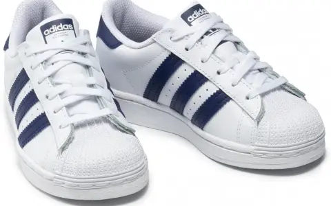 Weiße Adidas Superstar Sneaker mit dunkelblauen Streifen, made in Indonesia.