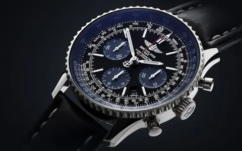 Breitling Navitimer mit schwarzem Zifferblatt und Lederarmband. Ein Detailvergleich zwischen Breitling Replica vs Real ist hier gut erkennbar.