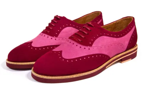 Zwei zweifarbige Schnürschuhe in Rot und Pink mit Lochmuster. Wie nennt man Schuhe mit Lochmuster? Brogues!