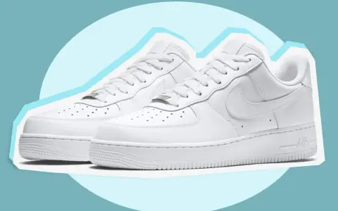 Zwei weiße Sneaker, die wie ein fake Nike Logo aussehen, mit Schnürsenkeln und dem Schriftzug "AIR" an der Sohle.