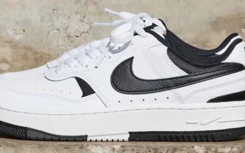 Weiße Nike Sneaker mit schwarzen Akzenten, ein stylischer Nachfolger des Nike Juvenate, perfekt für den Alltag.