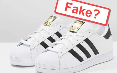Weiße Adidas Sneaker mit schwarzen Streifen und goldenem Logo. Ein rotes Schild fragt: "Fake?". So kannst du Adidas Fake erkennen.