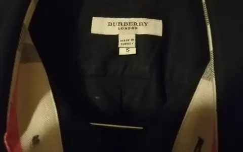 Burberry London Hemd, Größe S, made in Turkey. Das ikonische Karomuster ziert den Kragen.