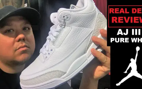 Mann hält weißen Air Jordan 3, "Pure White" Sneaker. Ist es ein jordan 3 fake?