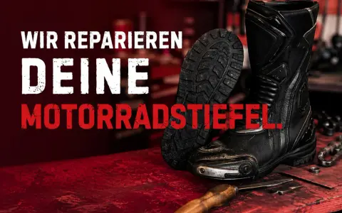 Schwarze Motorradstiefel auf rotem Tisch, bereit für die stiefel reparatur. Werkzeuge liegen daneben. "Wir reparieren deine Motorradstiefel.