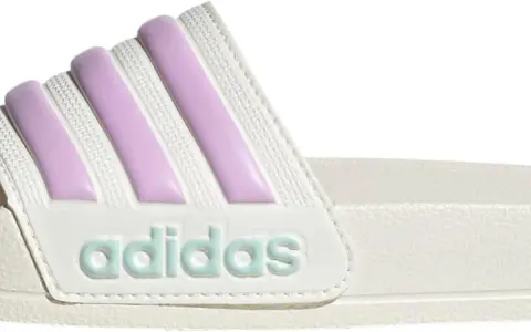 Weiße Adiletten mit hellvioletten Streifen und mintgrünem Adidas-Logo. Kleine Unterschiede in der Textur machen sie einzigartig.