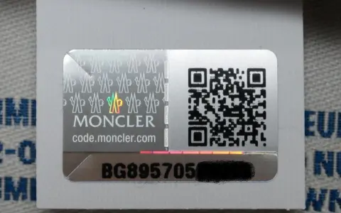 Moncler-Code-Etikett mit QR-Code und Seriennummer.