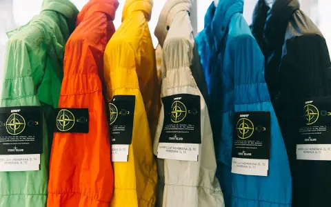Bunte Stone Island Jacken mit dem ikonischen Patch. Ein Vergleich von Stone Island Patch original vs. fake ist hier gut erkennbar.