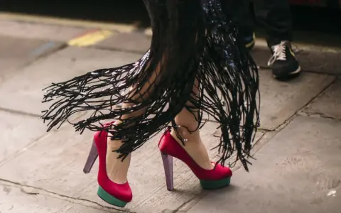 Bunte High Heels mit Plateau und Fransenkleid – ein Statement für verschiedene High Heels Arten.