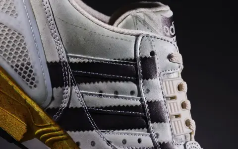 Detailaufnahme des Adidas ZX 8000 Release. Der Schuh zeigt die charakteristischen Streifen und eine goldene Sohle.