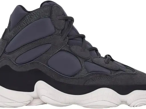 Grauer Yeezy 500 High Sneaker mit auffälliger Sohle. Bei der Yeezy 500 Sizing ist Vorsicht geboten.