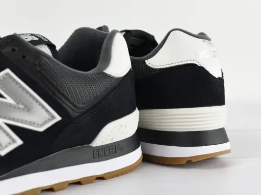 Schwarze Sneaker mit silbernem N-Logo und "ENCAP"-Schriftzug. Die Sohle ist weiß und gummiert. Vorsicht vor new balance fake!