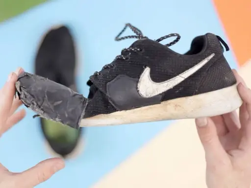 Zerfallender Nike-Schuh, Made in Vietnam. Original oder Fälschung? Die Sohle löst sich ab.