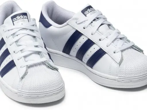 Weiße Adidas Superstar Sneaker mit dunkelblauen Streifen, made in Indonesia.