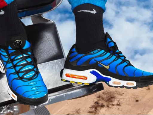 Blaue Nike TNs mit schwarzen Akzenten und goldenem Swoosh. Ein Blick auf die Details hilft, nike tn fake erkennen.