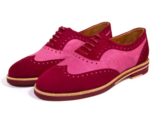 Zwei zweifarbige Schnürschuhe in Rot und Pink mit Lochmuster. Wie nennt man Schuhe mit Lochmuster? Brogues!