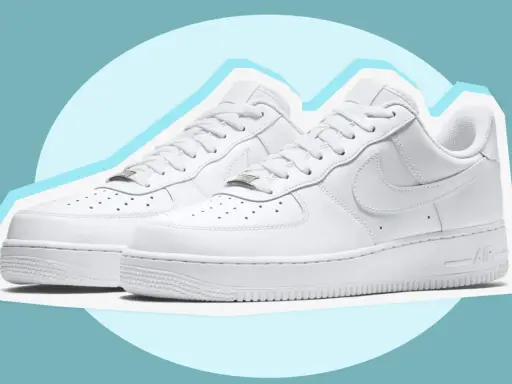 Zwei weiße Sneaker, die wie ein fake Nike Logo aussehen, mit Schnürsenkeln und dem Schriftzug "AIR" an der Sohle.