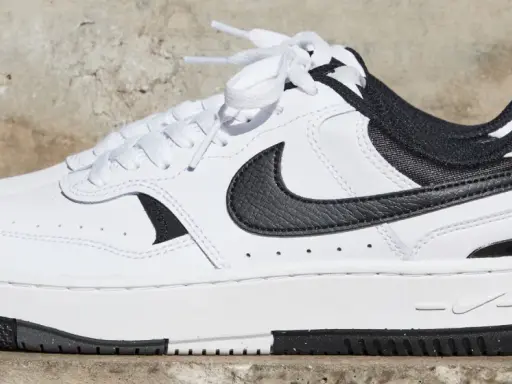 Weiße Nike Sneaker mit schwarzen Akzenten, ein stylischer Nachfolger des Nike Juvenate, perfekt für den Alltag.
