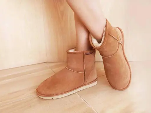 Beige UGG original test Stiefel mit Lammfellfutter, die Füße warm halten.