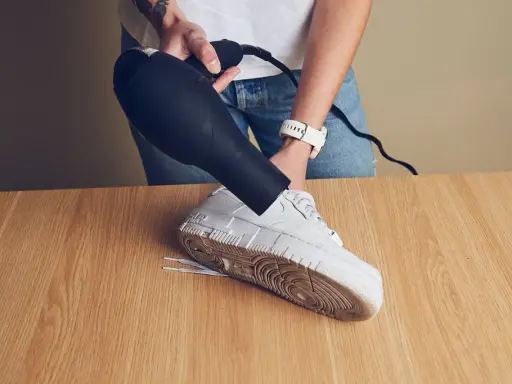 Mit einem Föhn Falten aus Lederschuhen entfernen. So werden deine Sneaker wieder wie neu.