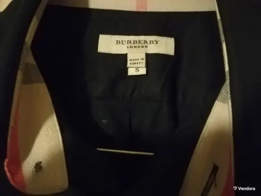 Burberry London Hemd, Größe S, made in Turkey. Das ikonische Karomuster ziert den Kragen.