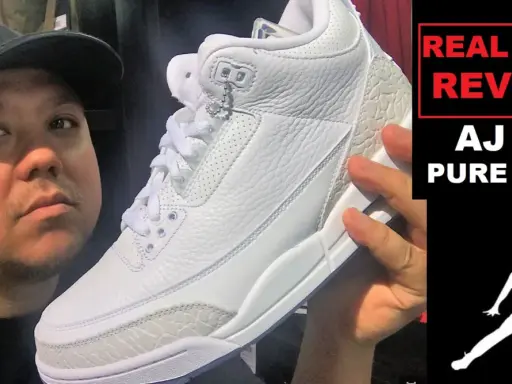 Mann hält weißen Air Jordan 3, "Pure White" Sneaker. Ist es ein jordan 3 fake?