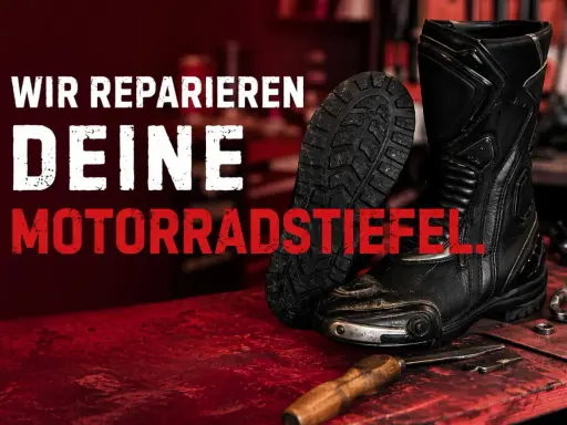 Schwarze Motorradstiefel auf rotem Tisch, bereit für die stiefel reparatur. Werkzeuge liegen daneben. "Wir reparieren deine Motorradstiefel.
