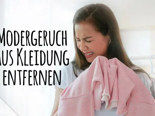 Frau schnuppert angewidert an rosa Kleidung. Text: Modergeruch aus Kleidung entfernen.