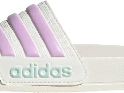 Weiße Adiletten mit hellvioletten Streifen und mintgrünem Adidas-Logo. Kleine Unterschiede in der Textur machen sie einzigartig.