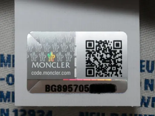 Moncler-Code-Etikett mit QR-Code und Seriennummer.