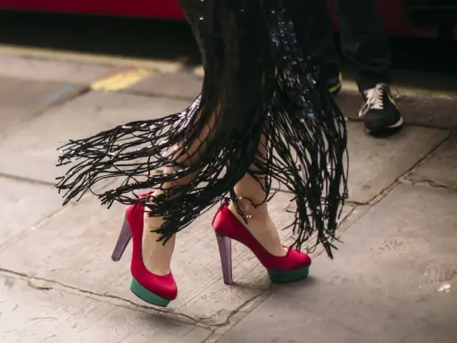 Bunte High Heels mit Plateau und Fransenkleid – ein Statement für verschiedene High Heels Arten.