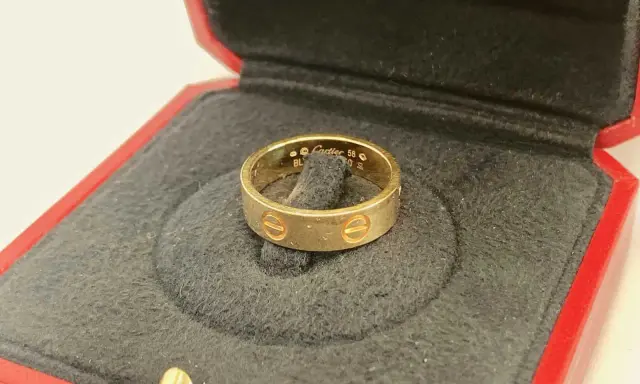 Goldener Cartier Ring in roter Schatulle. Achten Sie auf Details, um ein Cartier Armband Fake erkennen zu können.