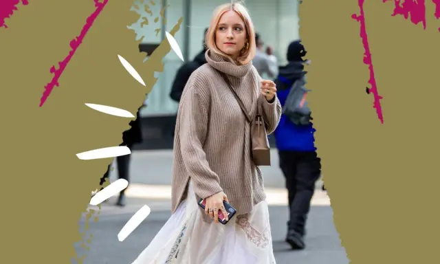 Stylisches Outfit: Ein Oversize-Rollkragenpullover wird lässig über einem langen Kleid getragen. So lässt sich ein Kleid mit Pullover kombinieren im Winter.