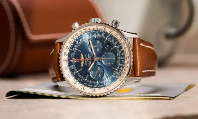 Breitling B13048 Navitimer mit blauem Zifferblatt und braunem Lederarmband. Ein echter Klassiker, der die Zeit überdauert.