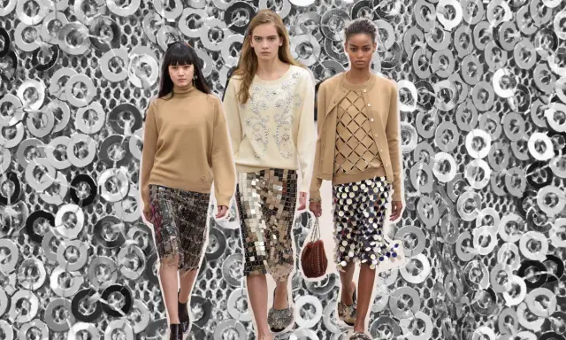 Drei Models präsentieren verschiedene Wege, einen pailletten rock zu kombinieren: mit Strickpullover, Cardigan oder einem schlichten Rollkragen.