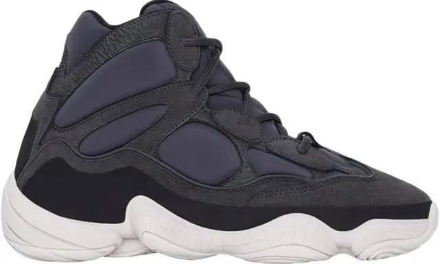 Grauer Yeezy 500 High Sneaker mit auffälliger Sohle. Bei der Yeezy 500 Sizing ist Vorsicht geboten.