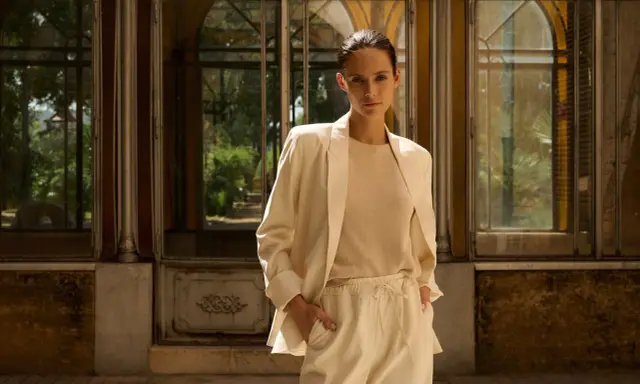 Eine Frau in einem beigen Blazer und passender Hose, die zeigt, wie man einen blazer beige kombinieren kann.