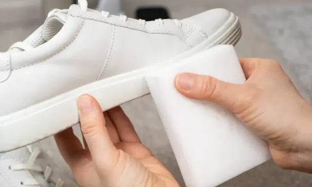 Weiße Sneaker reinigen: Mit einem magischen Radiergummi werden Flecken auf der Sohle mühelos entfernt.