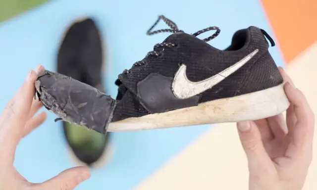 Zerfallender Nike-Schuh, Made in Vietnam. Original oder Fälschung? Die Sohle löst sich ab.