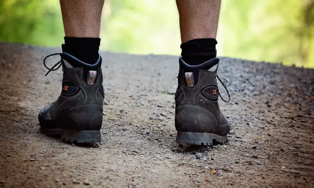 Robuste Wanderschuhe auf einem Schotterweg, bereit für jedes Abenteuer. Diese schuhe die lange halten, sind ein treuer Begleiter.