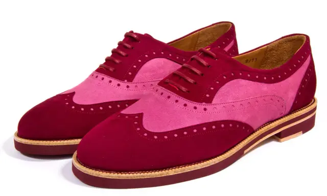 Zwei zweifarbige Schnürschuhe in Rot und Pink mit Lochmuster. Wie nennt man Schuhe mit Lochmuster? Brogues!