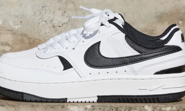 Weiße Nike Sneaker mit schwarzen Akzenten, ein stylischer Nachfolger des Nike Juvenate, perfekt für den Alltag.