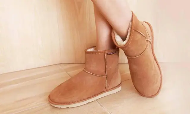 Beige UGG original test Stiefel mit Lammfellfutter, die Füße warm halten.