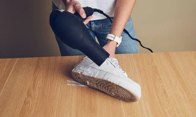 Mit einem Föhn Falten aus Lederschuhen entfernen. So werden deine Sneaker wieder wie neu.