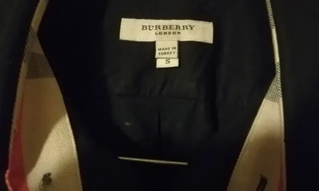 Burberry London Hemd, Größe S, made in Turkey. Das ikonische Karomuster ziert den Kragen.